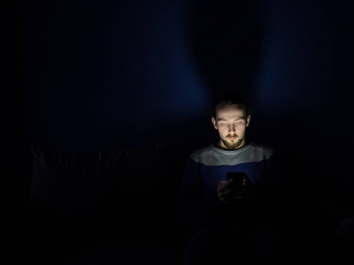 Usare lo smartphone a letto disturba il sonno: tutta colpa del doomscrolling, ecco perché