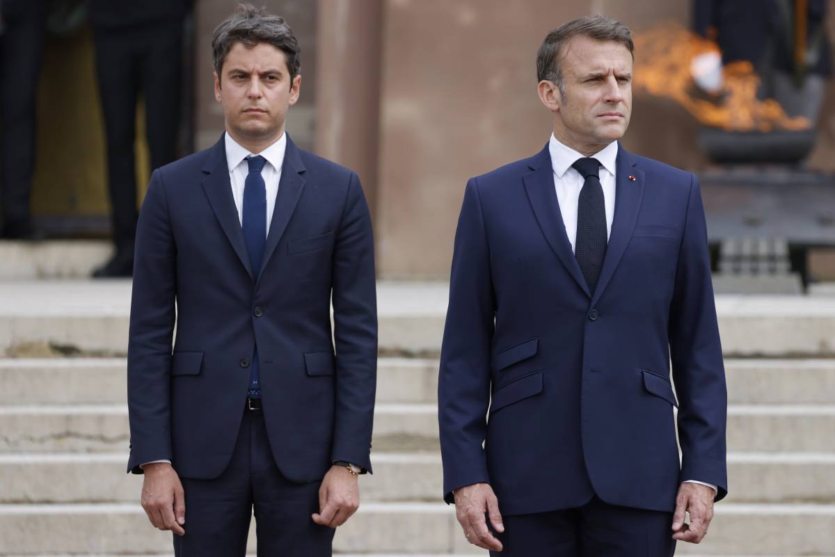 Macron ritarda la partenza e tenta il dialogo coi gollisti. "Un'intesa senza estreme"