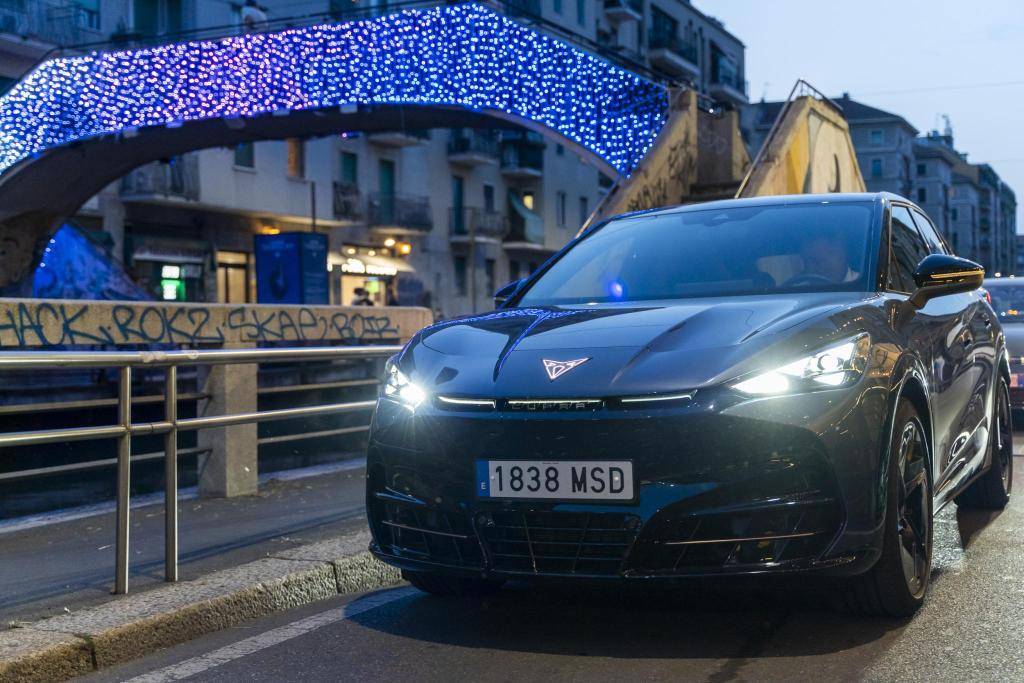 Cupra illumina Milano con le opere d’arte sui Navigli