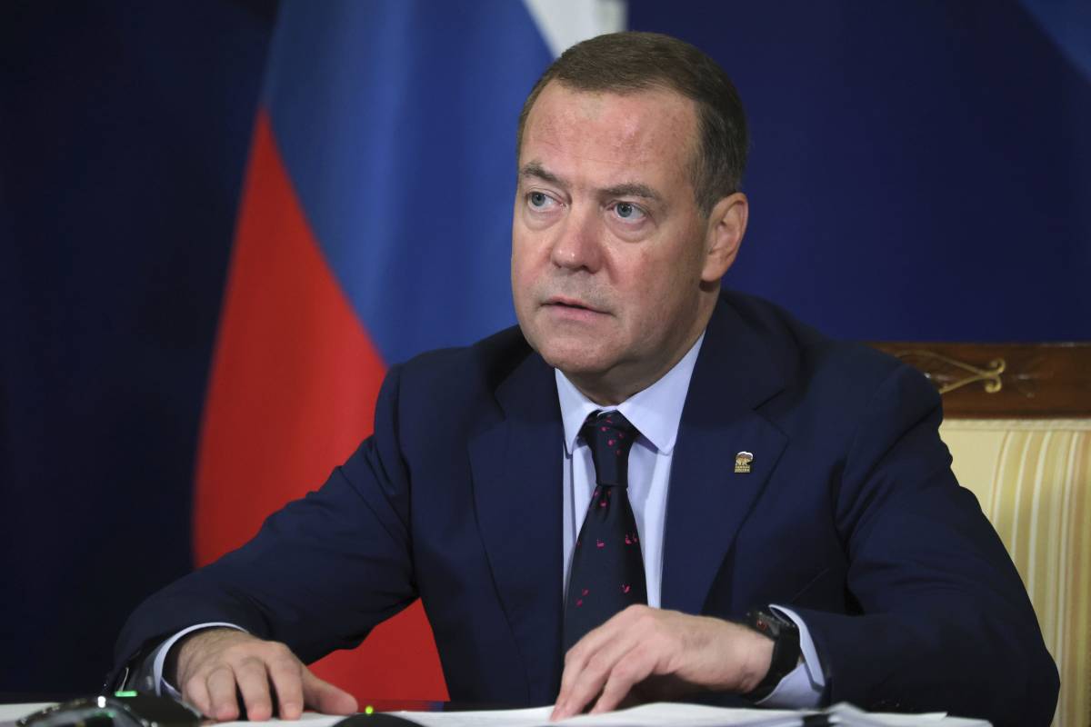 "Dobbiamo far sparire la Nato e l'Ucraina". Le minacce di Medvedev all'Occidente