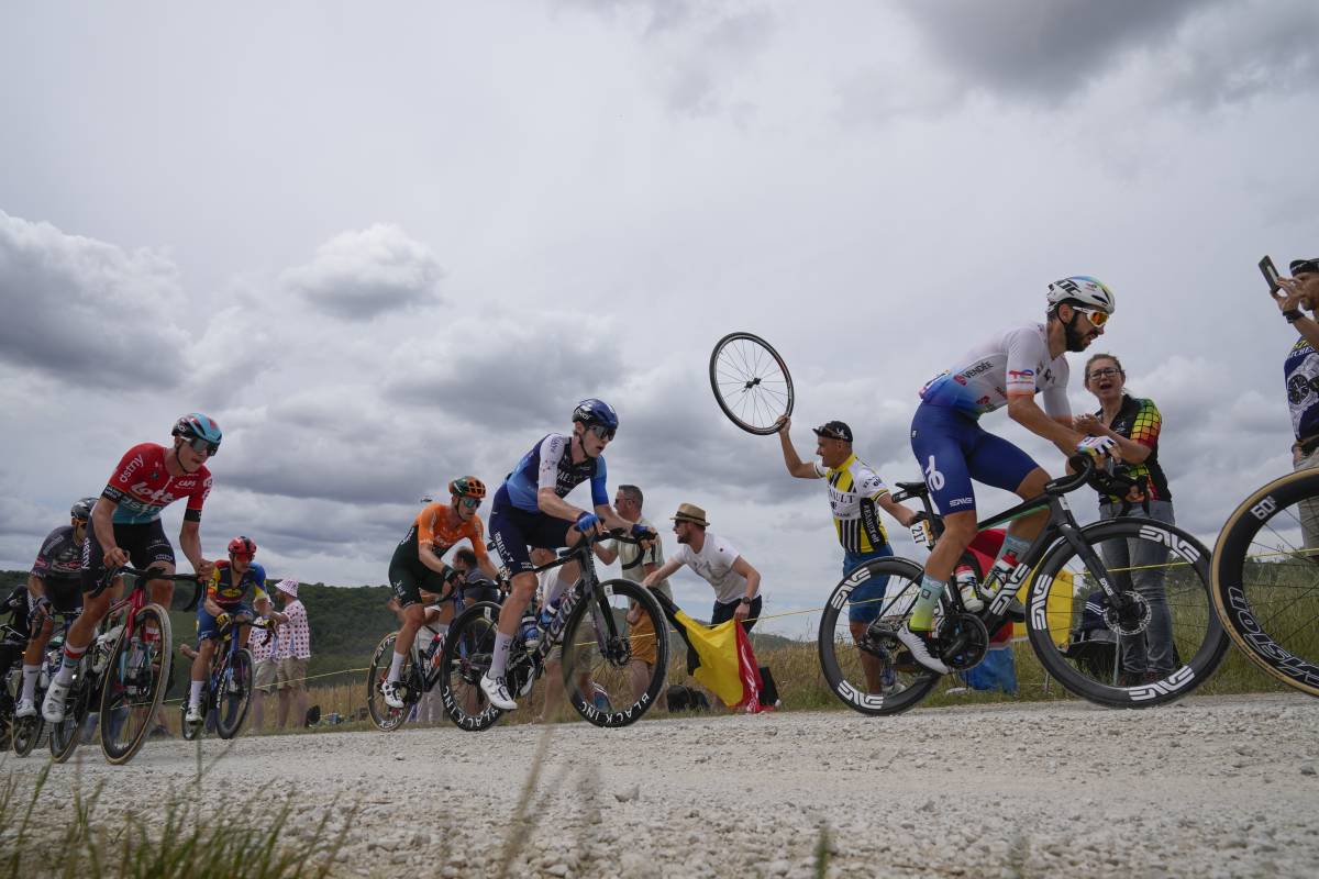 Furto al Tour, bici per 150.000 euro rubate. Scatta il soccorso delle altre squadre