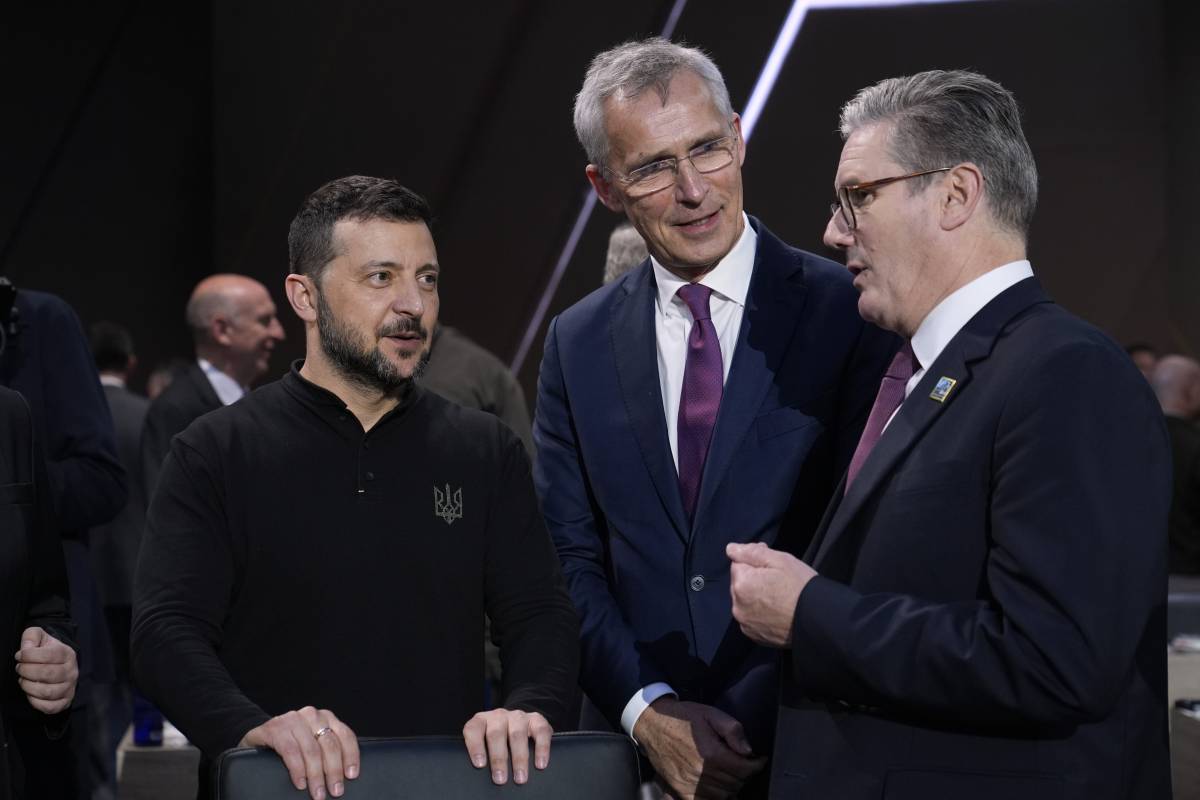 Zelensky spinge la Nato. "Via i limiti agli attacchi". L'ira di Mosca e Pechino