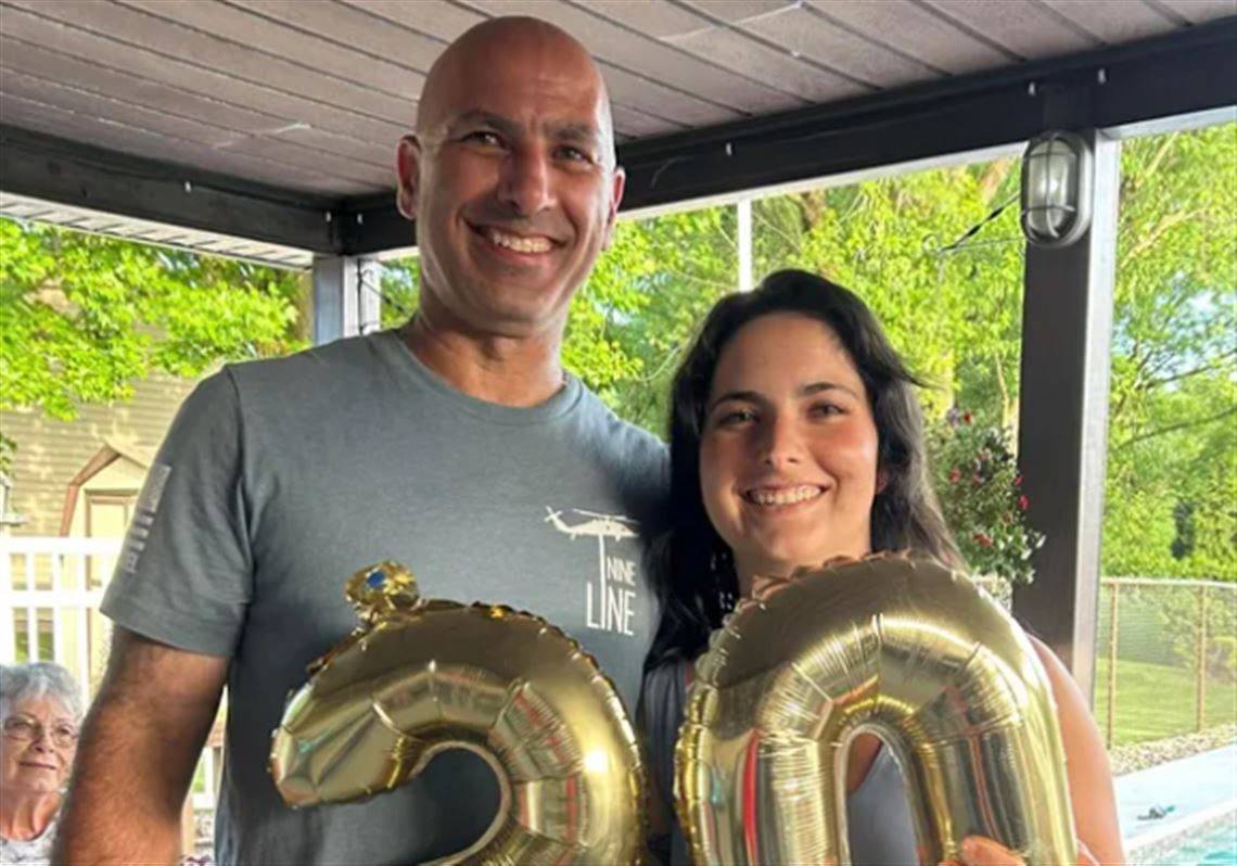 Il pompiere morto per salvare moglie e figlia. "Ci ha fatto da scudo, è il nostro supereroe"