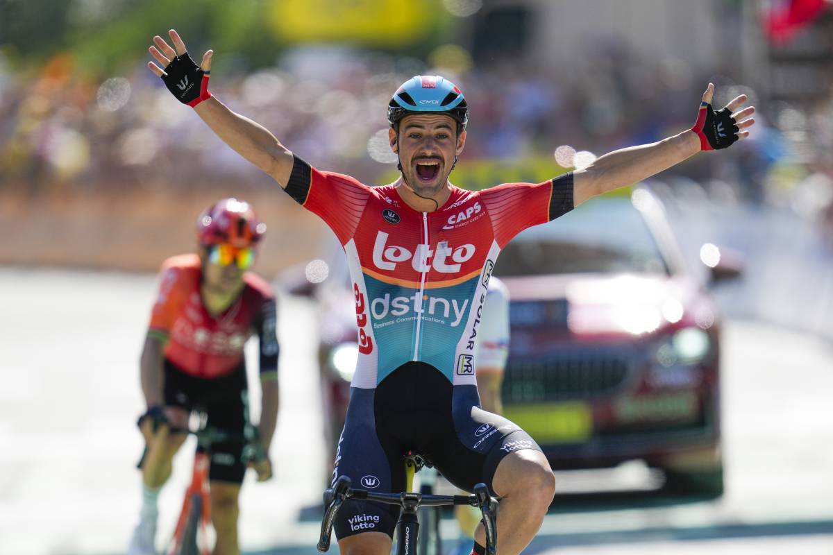Tour de France, a Barcelonnette Campenaerts batte in volata Kwiatkowski
