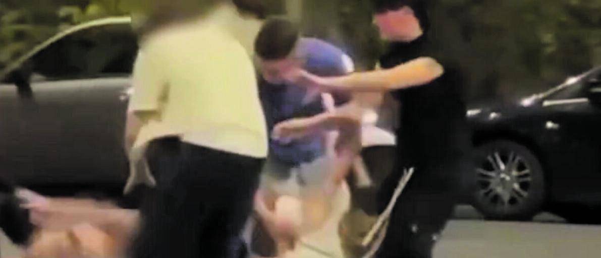 La denuncia e il video: "Coppia gay in strada presa a pugni e cinghiate"