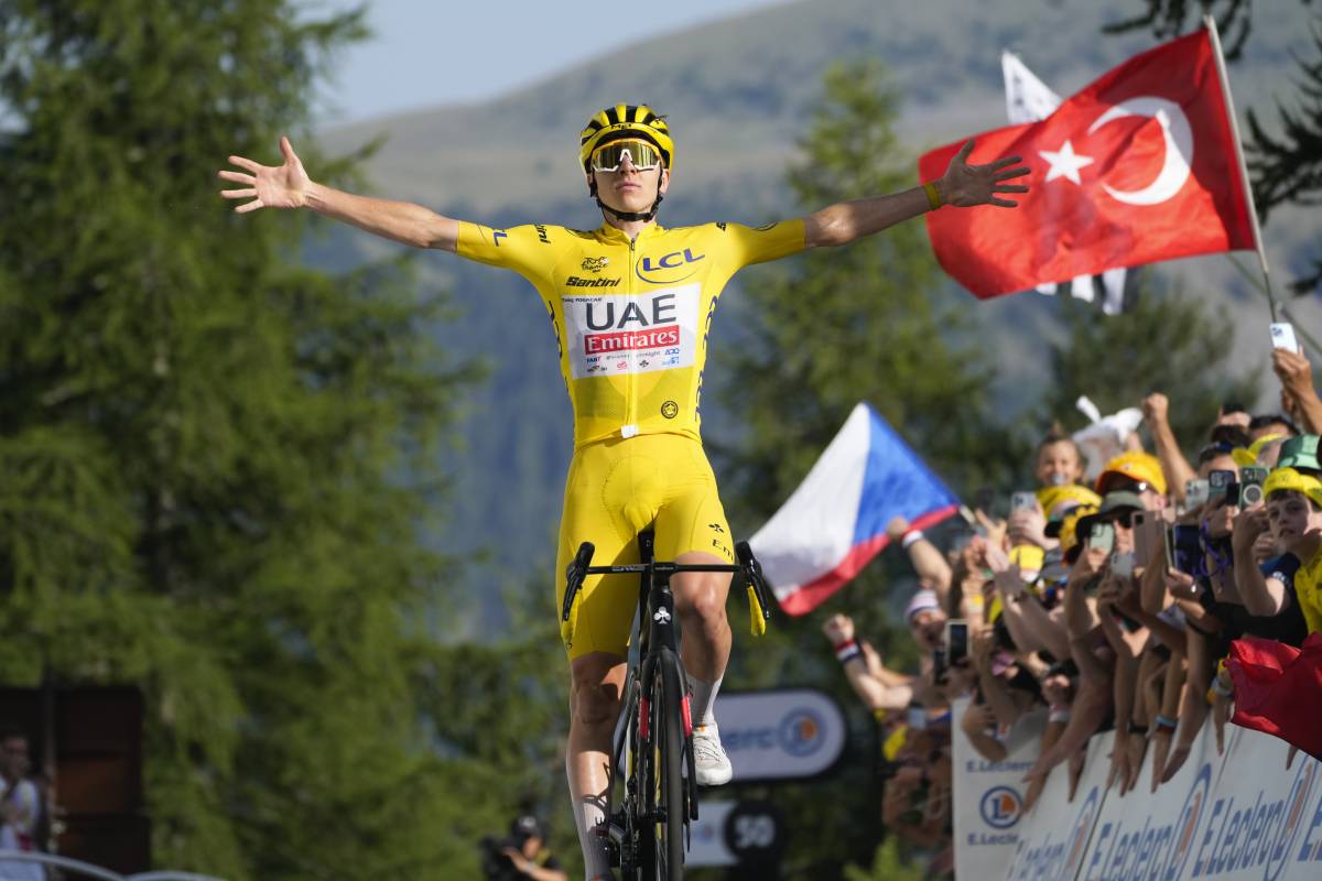 Tour de France, Pogacar sbrana tutti e si prende la quinta vittoria. Crisi Evenepoel
