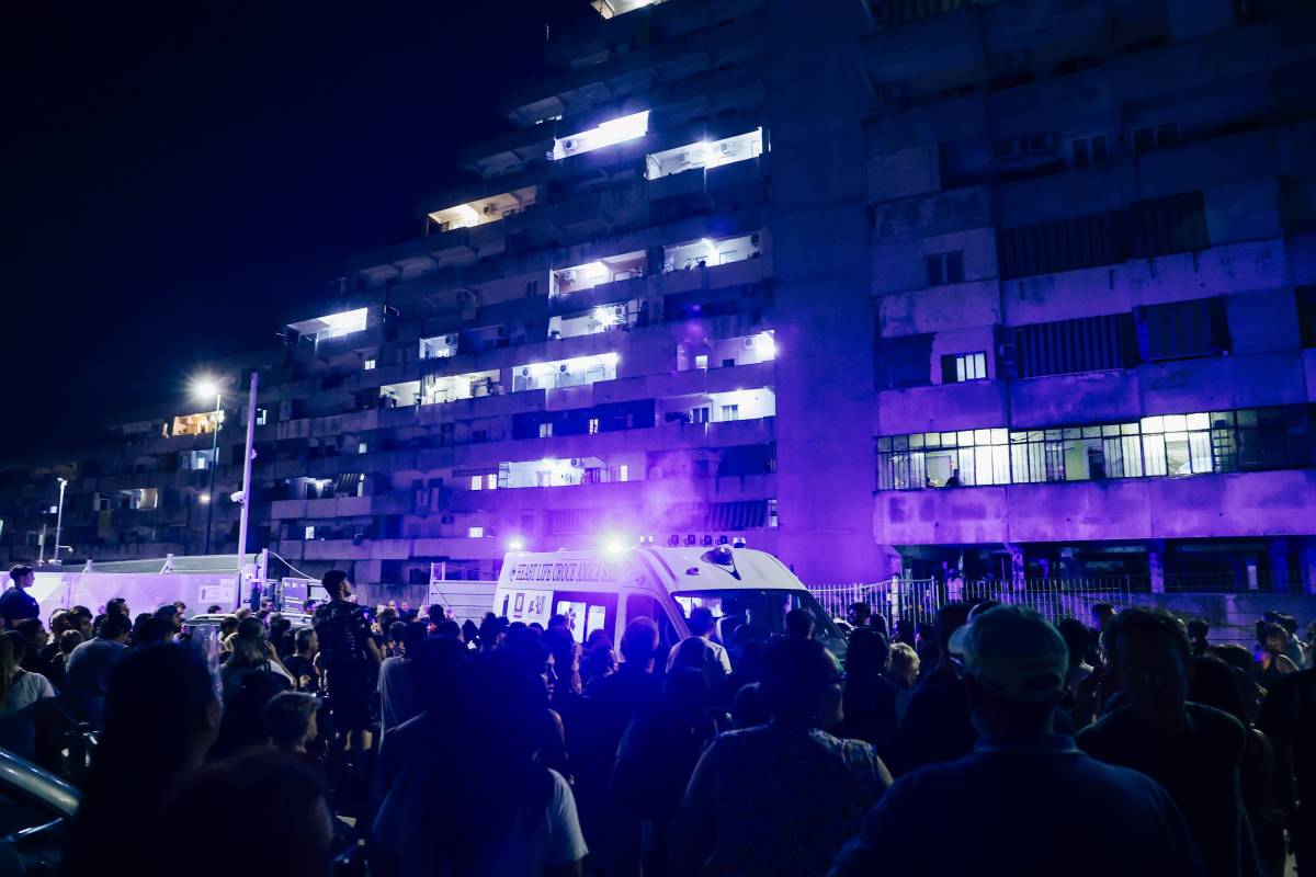 Napoli, crolla un ballatoio a Scampia: due morti e 13 feriti, tra di loro 7 bambini