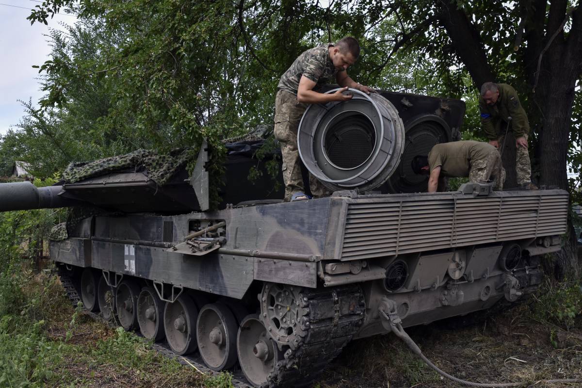 Danimarca e Olanda spostano i tank in Ucraina: la mossa dei 14 Leopard