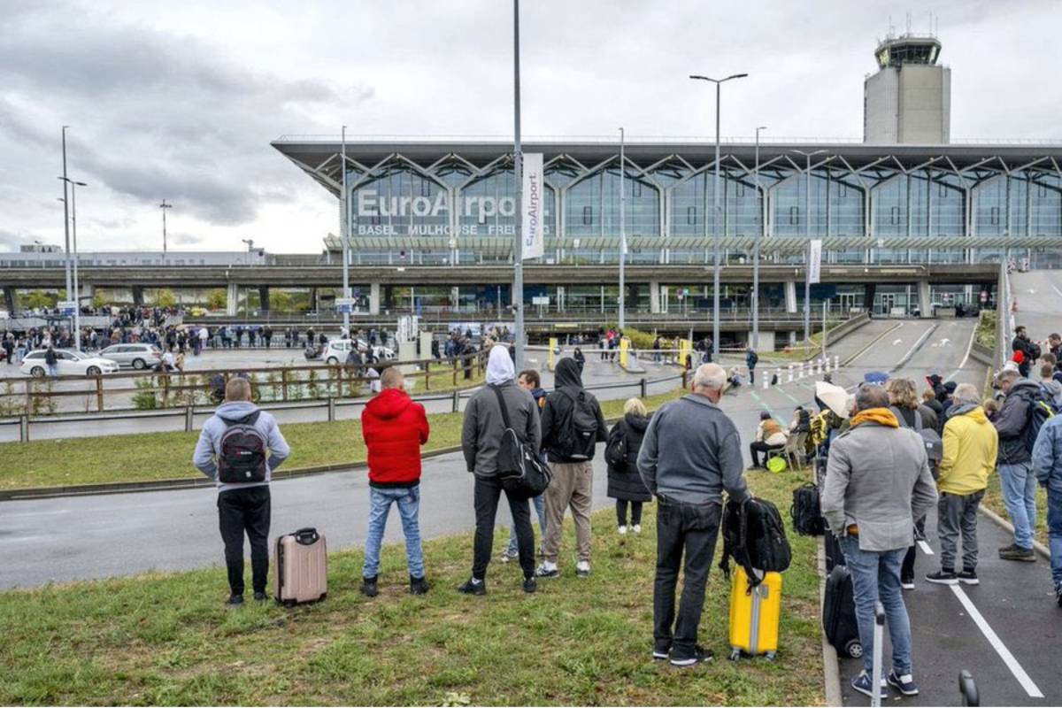 Basilea, aeroporto evacuato: allarme bomba su un volo per Parigi 