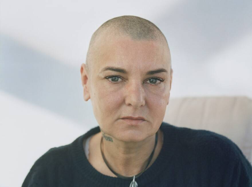 Nessun abuso di droghe. Svelate le cause della morte di Sinead O’Connor 