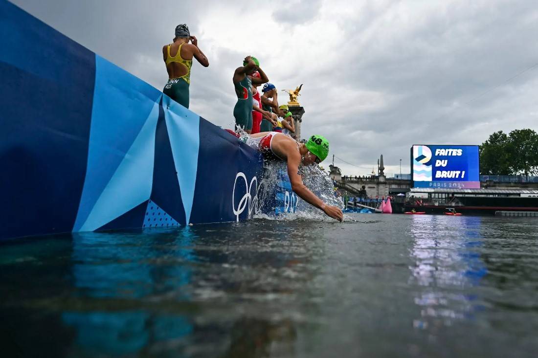 L'acqua della Senna peggiora: annullato l'allenamento del triathlon