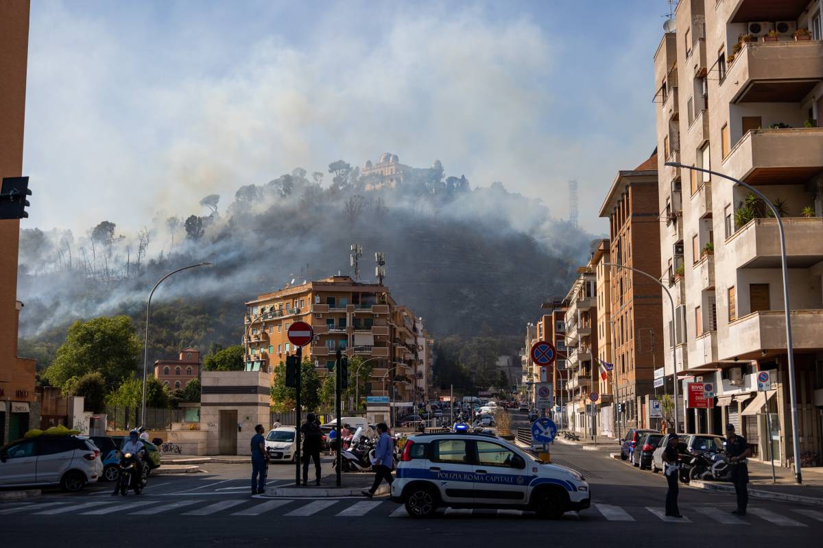 Incendio a Monte Mario, non esclusa l'origine dolosa: pm apre un'inchiesta