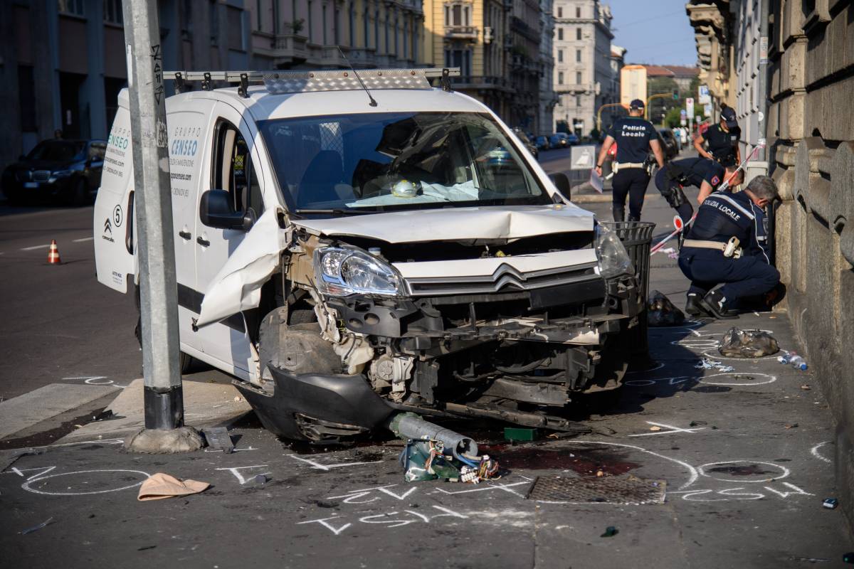 Milano, furgone colpisce quattro persone sul marciapiede: un morto