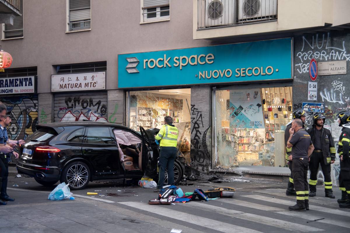 Milano, suv si schianta contro vetrina di un negozio: morti marito e moglie