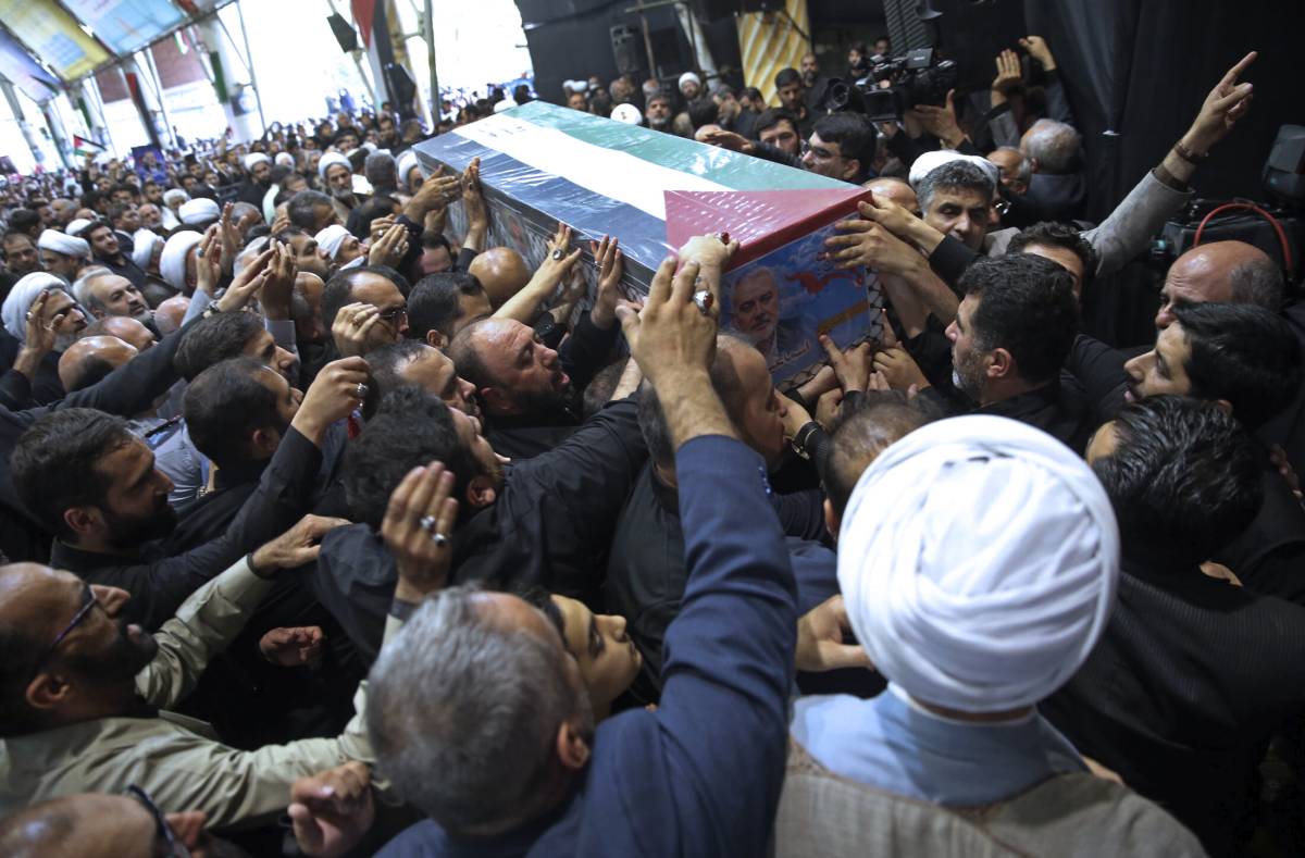La rabbia ai funerali di Haniyeh. "Ora l'attacco contro Israele"