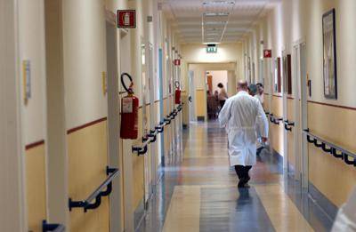 Si traveste da infermiere e violenta una donna incinta: l'orrore in ospedale a Milano