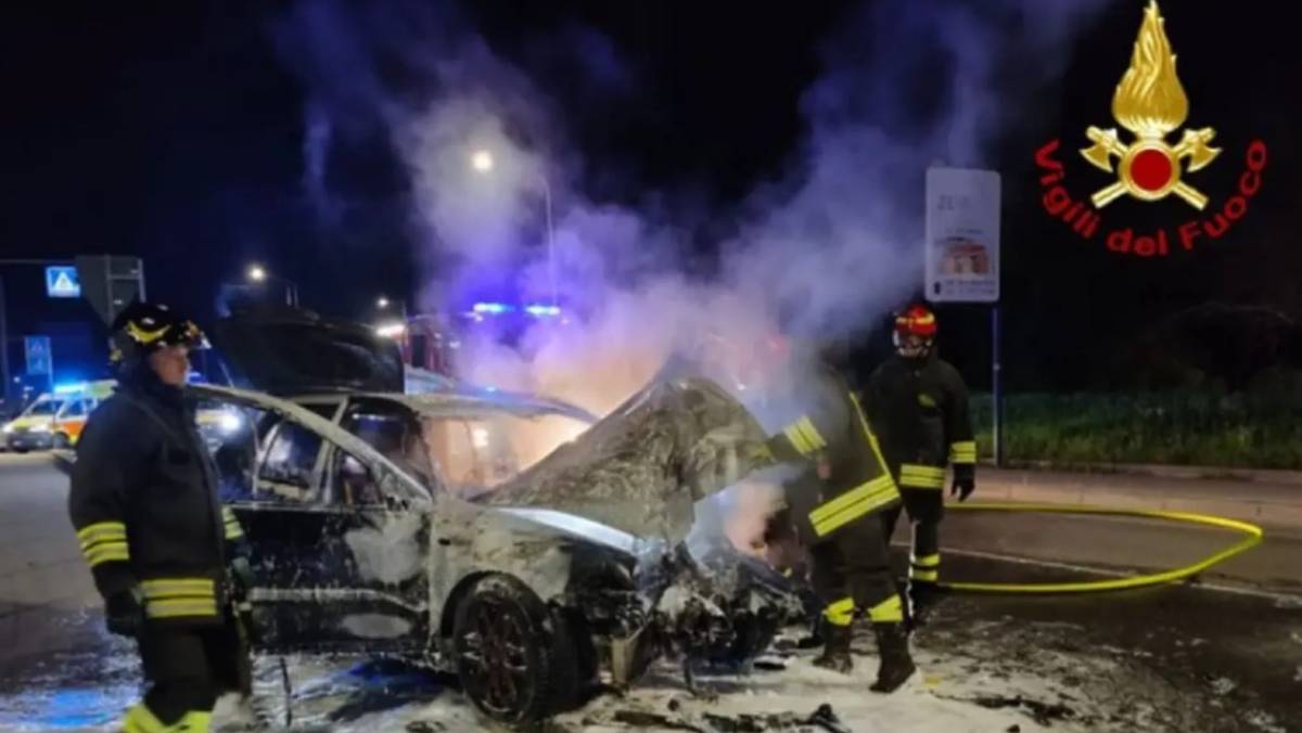 Tragedia in Friuli, ragazzo muore carbonizzato nella sua auto dopo un incidente