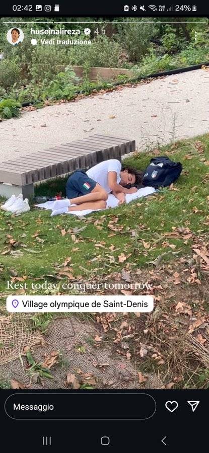 La foto simbolo del flop delle Macroniadi: Thomas Ceccon dorme a terra nel parco del villaggio Olimpico