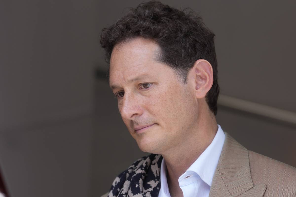 Un consiglio a John Elkann: indossi uno dei suoi cashmere e mostri la faccia in Parlamento