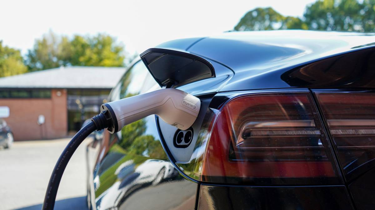 Macché auto ecologiche. Le case spingono l'elettrico per non pagare le multe