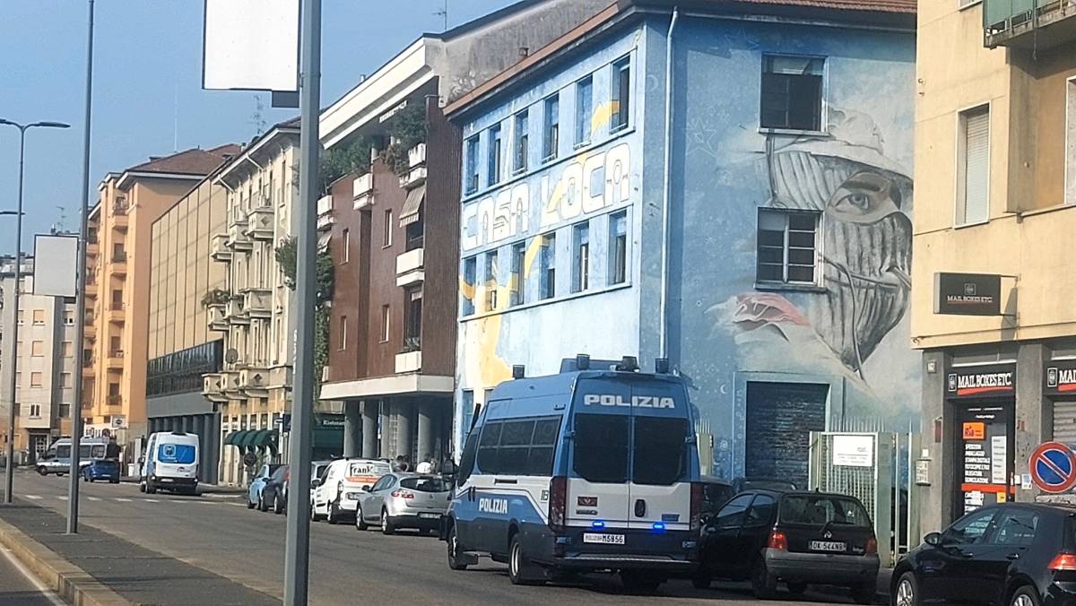 I Verdi difendono gli occupanti di Milano. Ira del sindacato di polizia