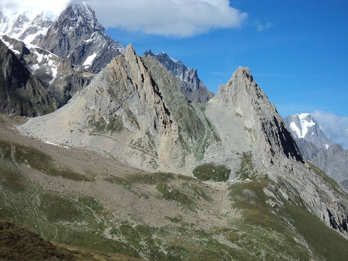 Tragedia sul Monte Bianco, alpinista italiano muore dopo essere precipitato dalle Pyramides Calcaires