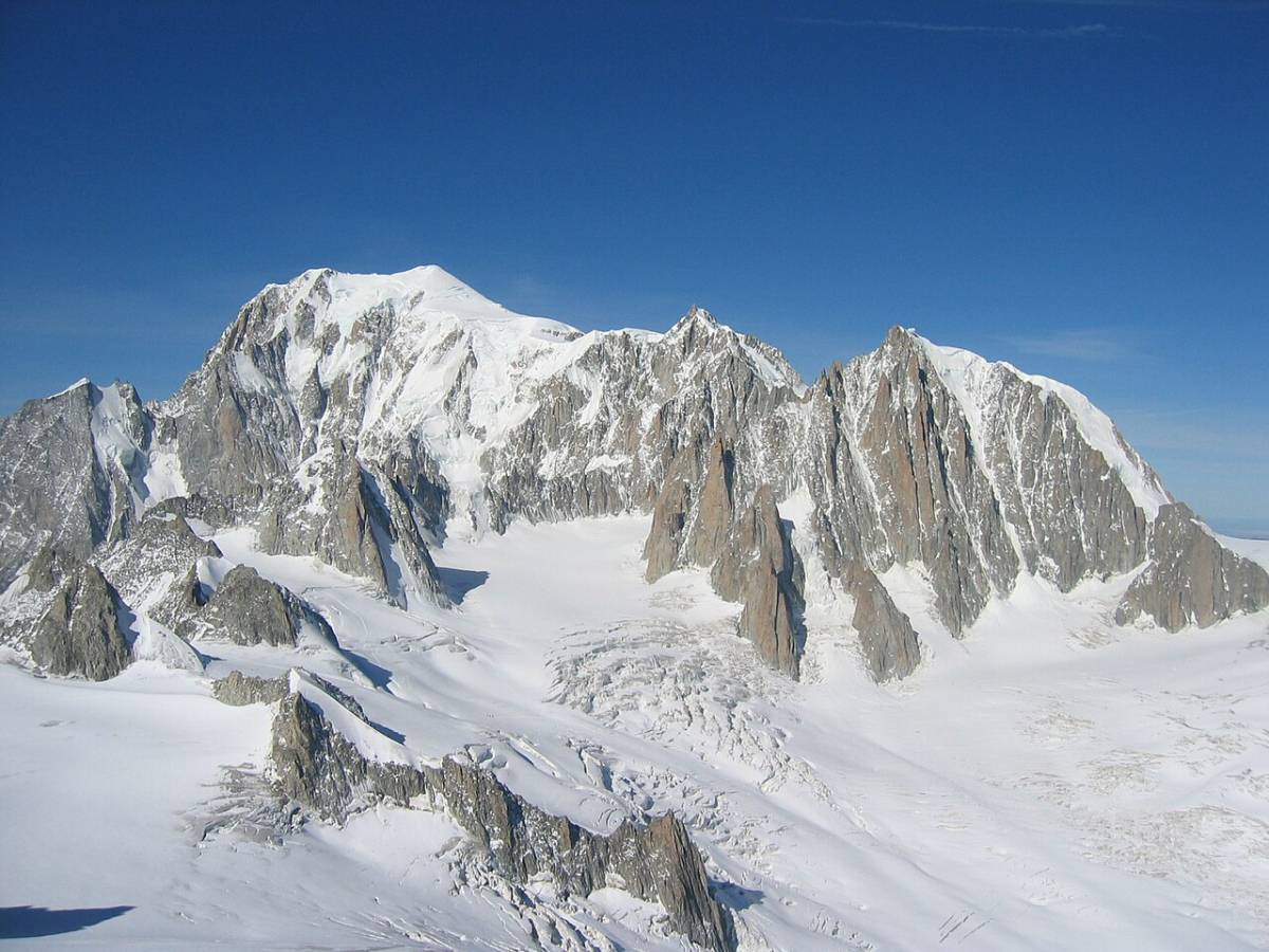 "Rischiamo di morire congelati". Bloccate sul Monte Bianco due cordate di alpinisti