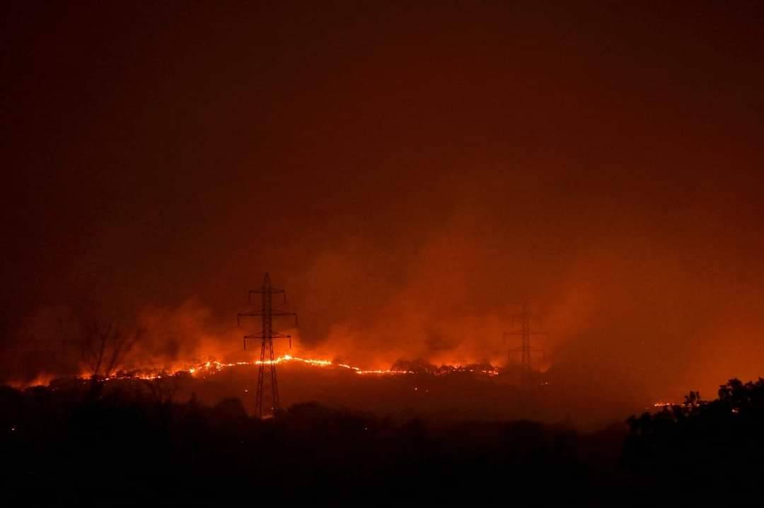 Grecia, maxi incendio ad Atene: migliaia di persone evacuate