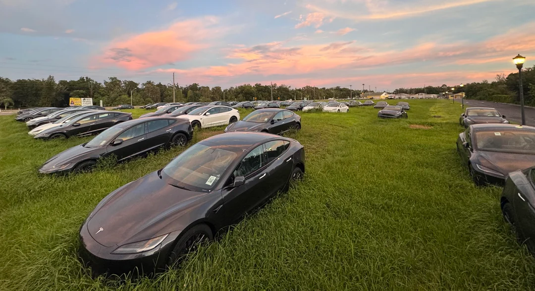 Crisi green o stoccaggio? Cosa c’è dietro le decine di Tesla abbandonate in un campo