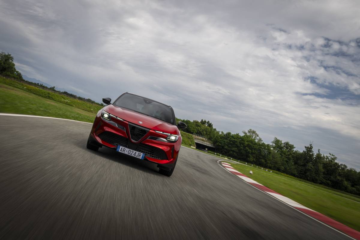 In pista sul circuito delle Langhe di Balocco al volante della nuova Alfa Junior Veloce