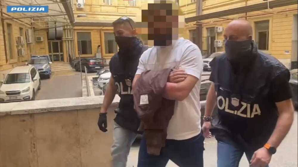 Documenti falsi e riciclaggio di auto: arrestato a Roma un terrorista dell'Isis-K