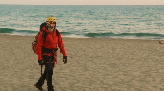 "No vestitevi come al mare". Lo spot del Soccorso Alpino contro la infradito in quota