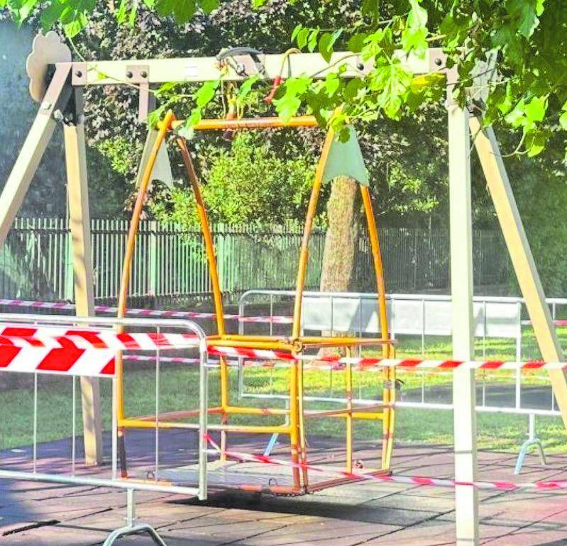 Cade dall'altalena e muore a 6 anni: tragedia al parco davanti alla mamma