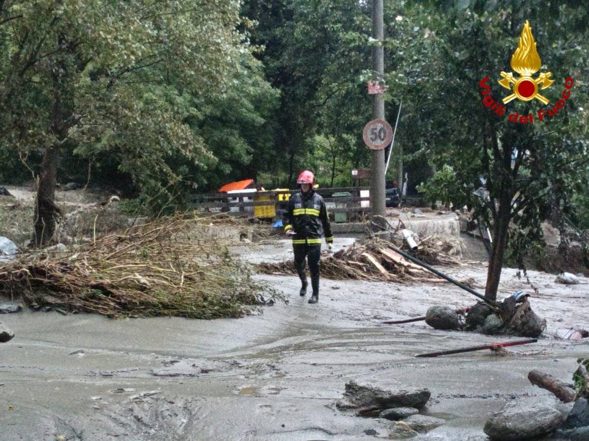 Maltempo, è allerta al Nord: violenti temporali a Milano. Crolla un ponte nel Torinese, frane in Liguria