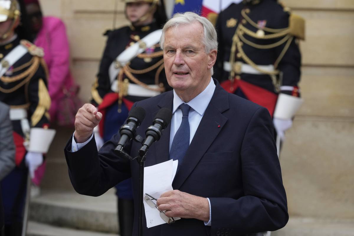 Macron sceglie Barnier. L'ira di Mélenchon: ladri