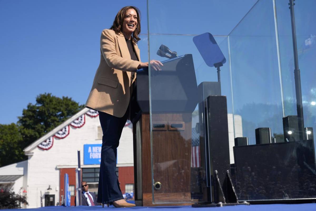 Il palco, le luci e un finto Trump: Harris prepara la grande sfida tv