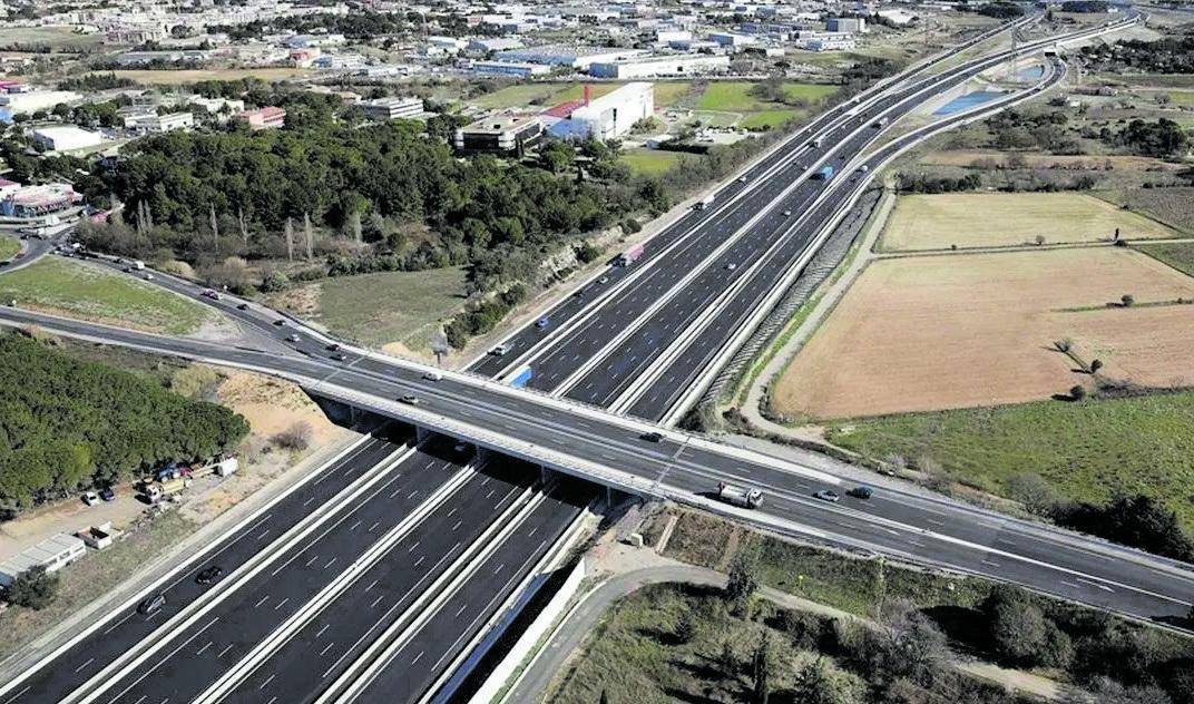 Parigi, la sindaca "frena" ancora le auto. In tangenziale a 50 all'ora. Ma è bufera