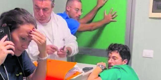 Aggressioni e minacce ai medici. Scatta l'arresto in flagranza (posticipato fino a 48 ore dopo)