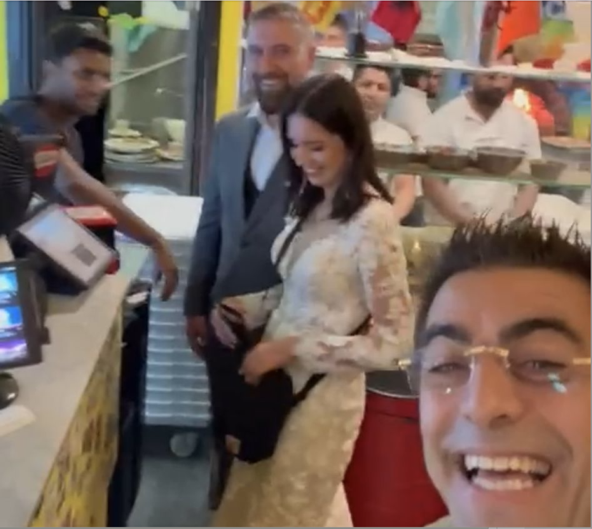 Dopo il matrimonio al McDonald's arriva quello in pizzeria a Milano. Dire "sì" in Italia a "qualunque costo"