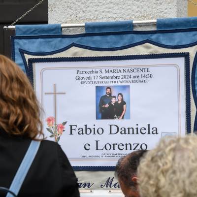 Strage di Paderno Dugnano, uomo entra in chiesa e interrompe i funerali