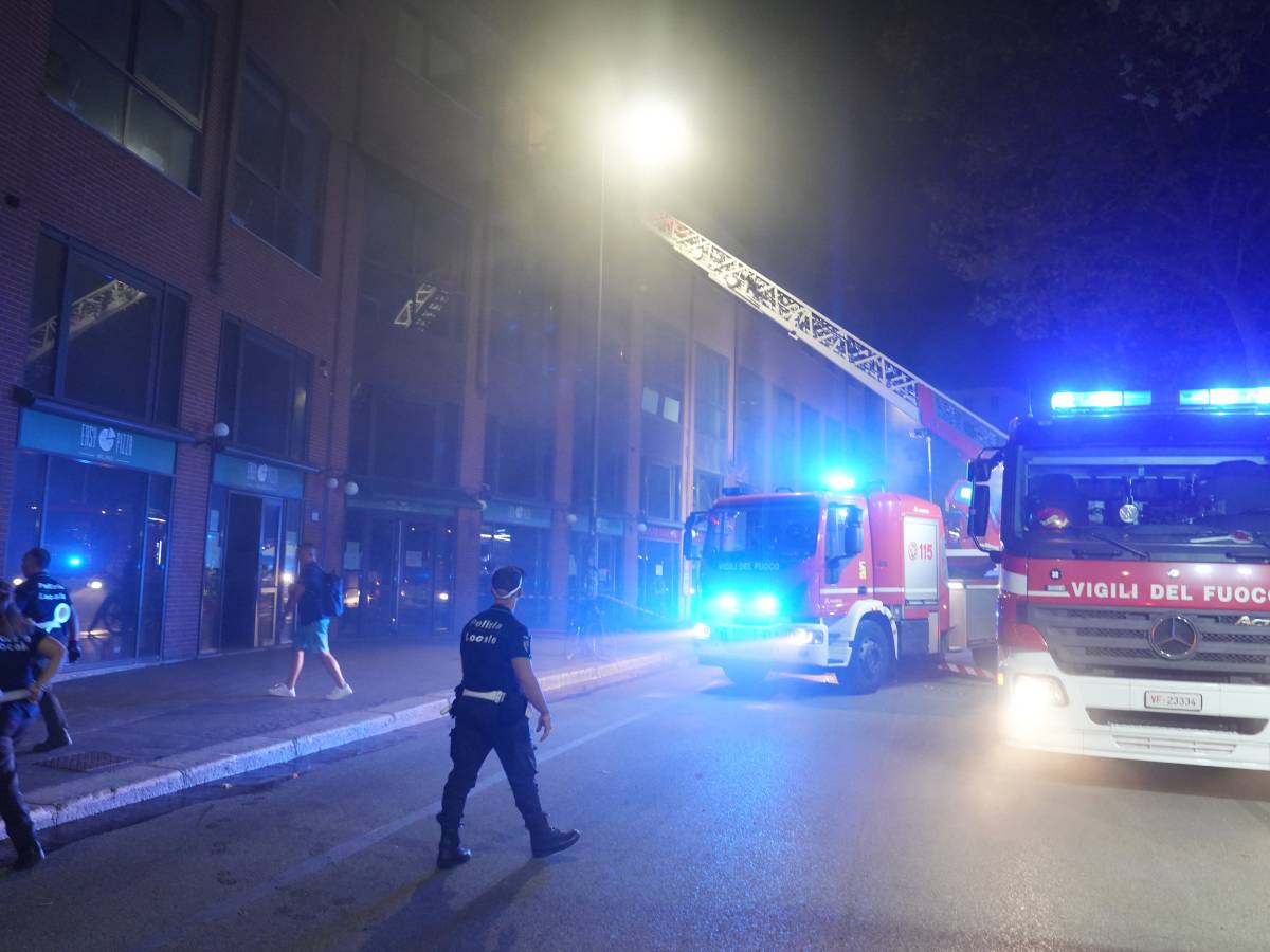 Incendio in un emporio cinese a Milano, tre morti. Avevano cercato rifugio nel bagno