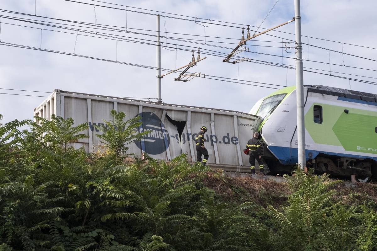 Milano, treno con 200 passeggeri contro container. Ferito il macchinista e ritardi