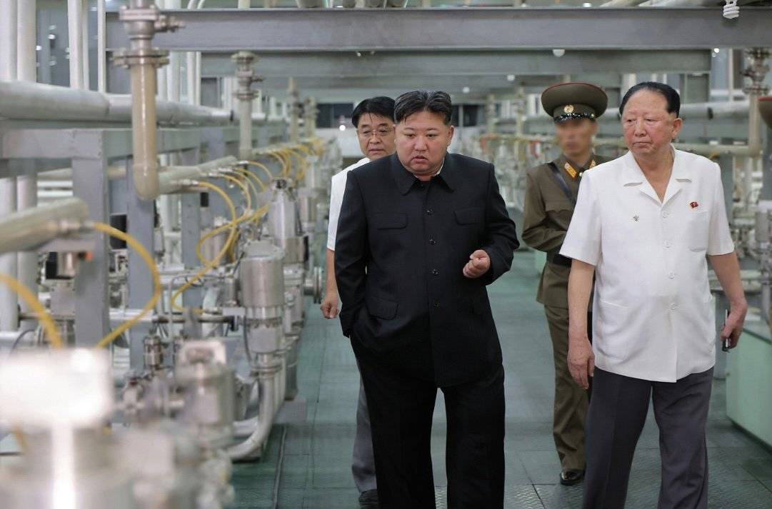 La visita di Shoigu, il tour nella fabbrica di uranio e i test missilistici: cosa ha in mente Kim