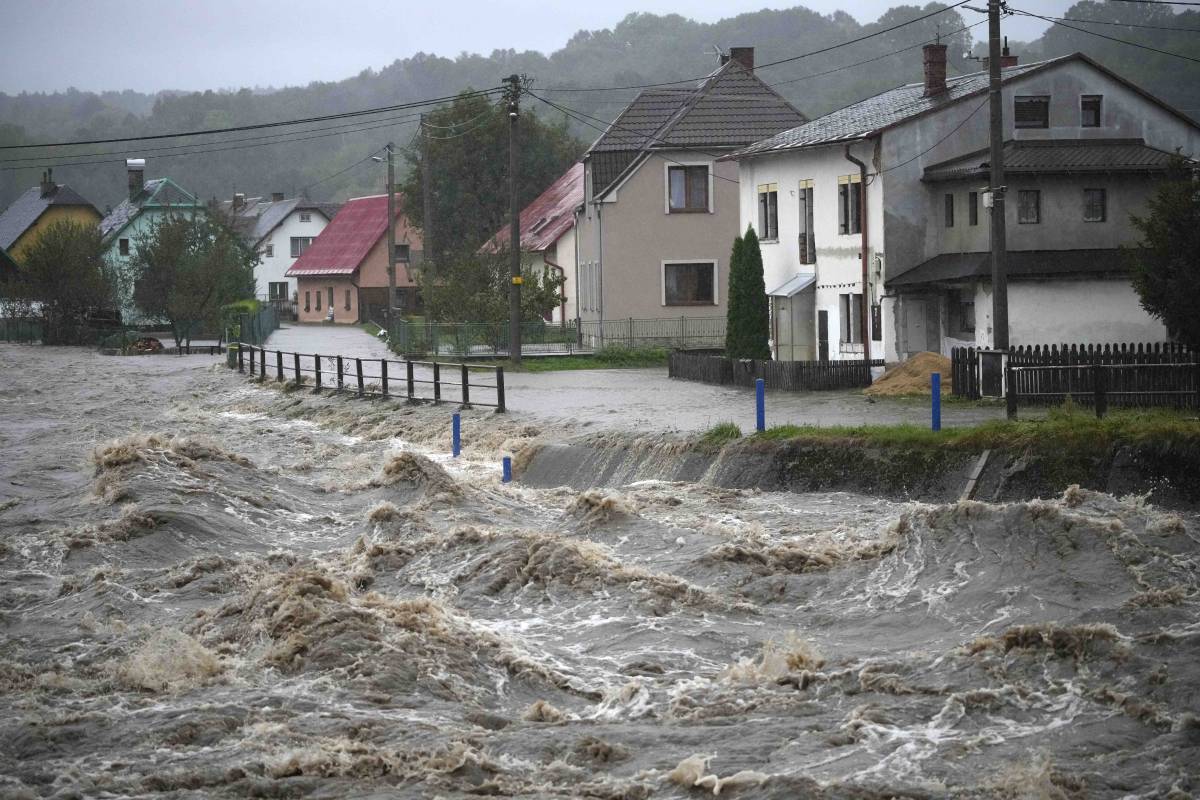 Maltempo, la tempesta Boris causa 7 morti in Europa. Persone sui tetti: le immagini