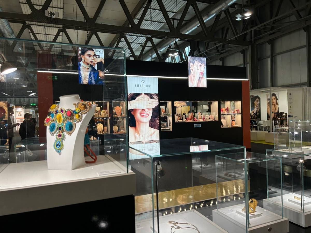 Collane, orecchini e anelli maxi, ecco i trend 2025 a Milano Fashion & Jewels