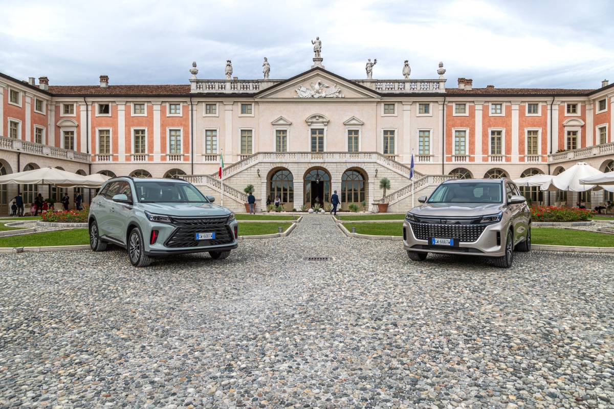 China Car Company lancia in Italia i nuovi modelli Dfsk E5 Phev e Glory 600