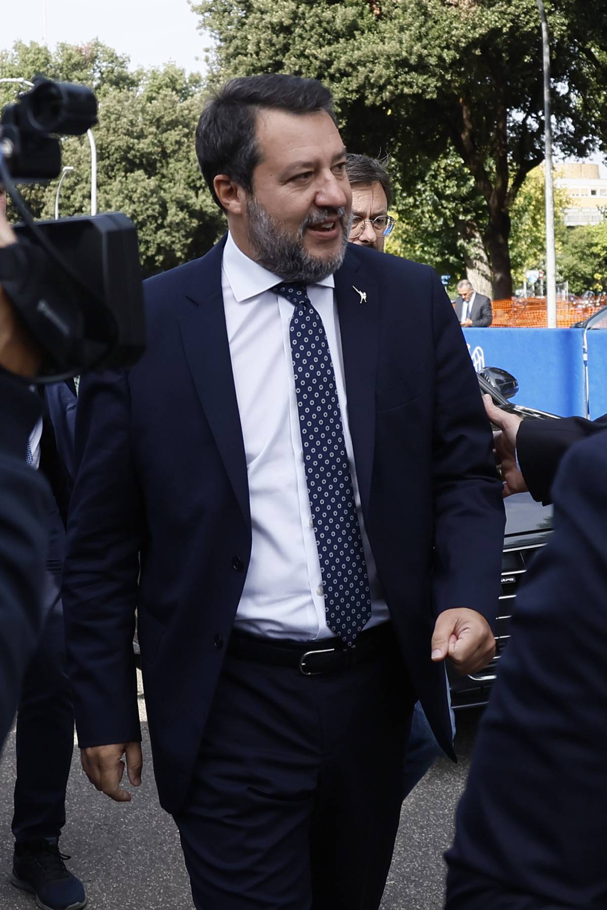 "Invita i dipendenti del Mit a violare la legge". "Siete esperti...". È scontro Italia Viva-Salvini