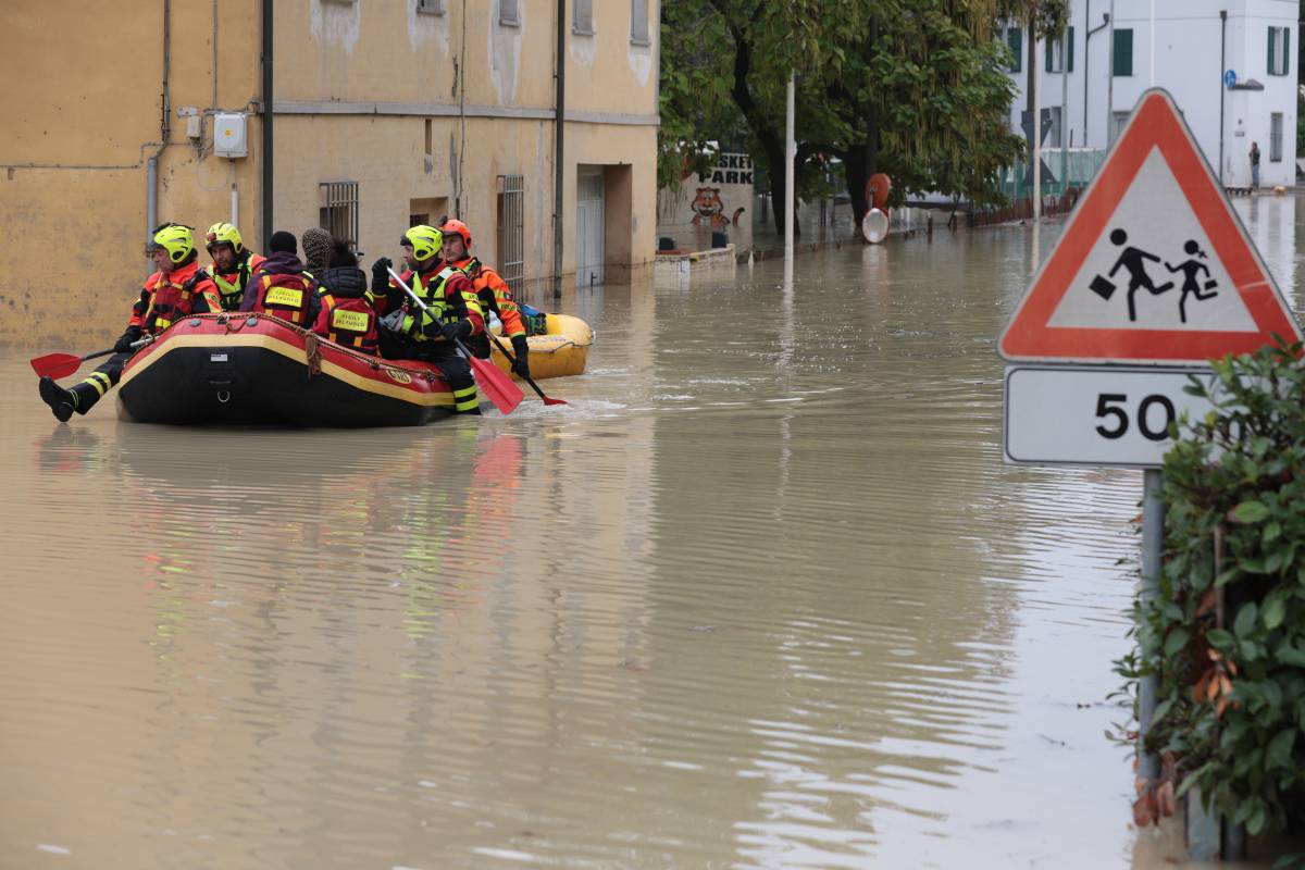 "Cos'ha fatto per evitare un altro disastro?". Bonaccini sotto accusa sull'alluvione in Romagna