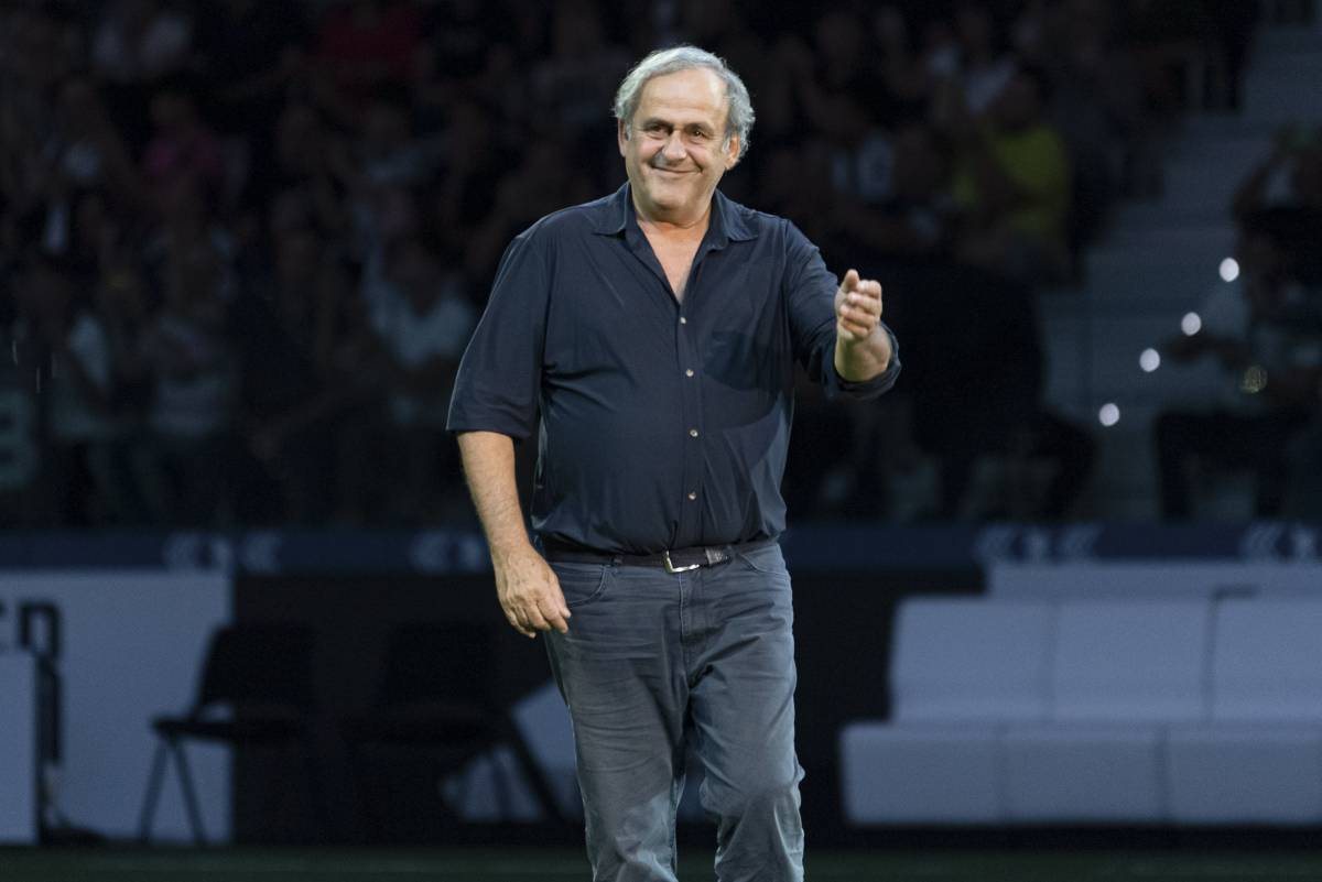 La sparata di Platini: "Perché non giocare a calcio in dieci?"