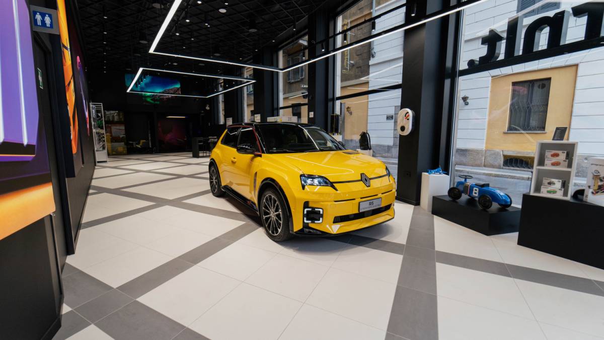 Renault Italia inaugura il primo store "rnlt©" a Milano: un nuovo concept nel cuore della città